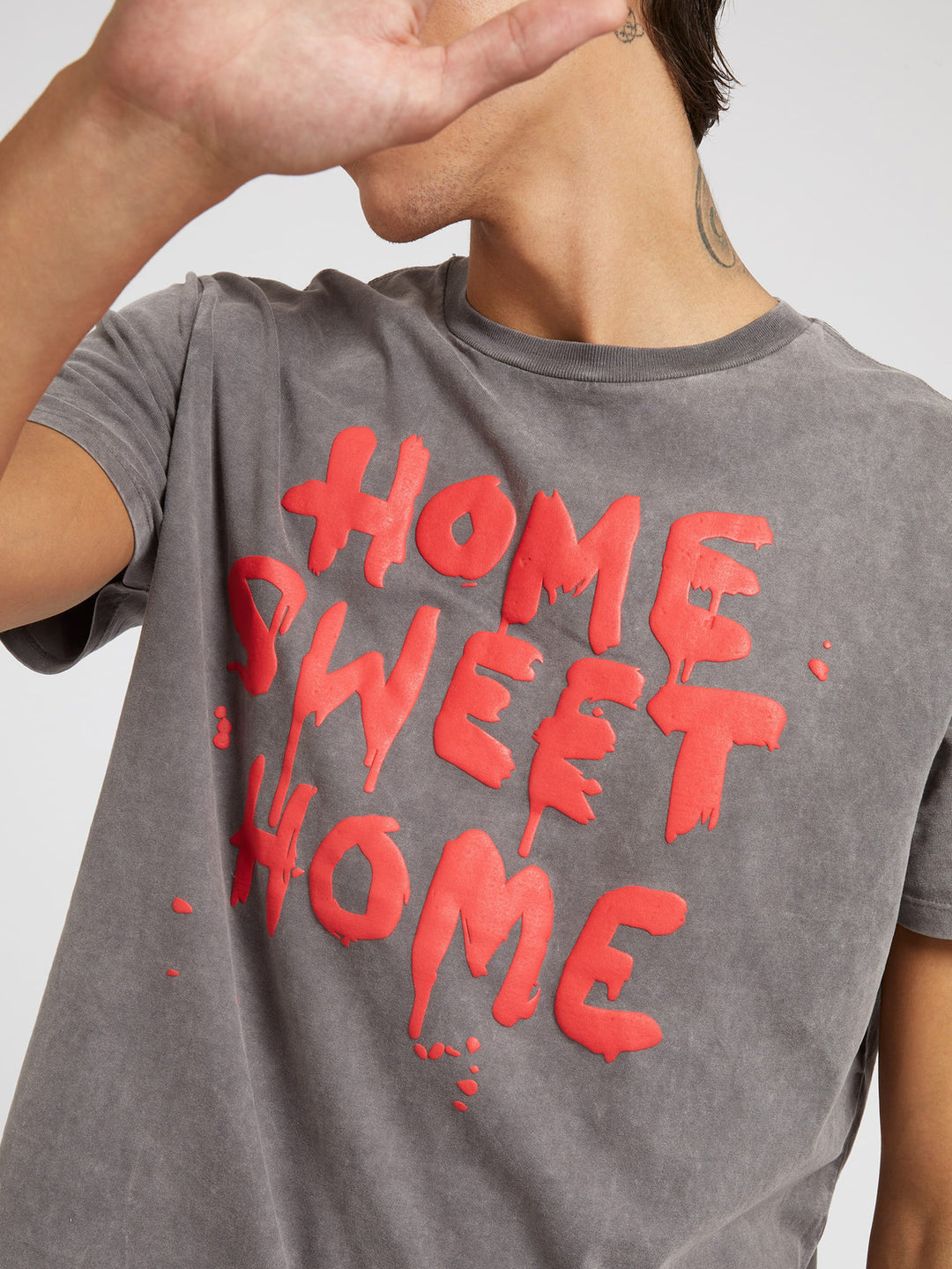 GUESS x BRANDALISED GRAFFITI BY BANKSY SS HOME SWEET HOME TEE - Guess